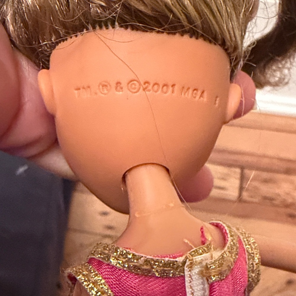 Bratz Genie Magic Yasmin Doll with Purple Outfit and Brown Hair - Picture 9 of 11